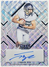 تحميل الصورة إلى عارض المعرض، بطاقة كرة قدم بتصميم Leaf Metal Draft Travis Dye Silver Autograph 2022 12/30 BA-TD1