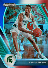 تحميل الصورة إلى عارض المعرض، اختيار فريق Panini Prizm Draft لعام 2021 Red White &amp; Blue #48 - آرون هنري - فريق Michigan State Spartans
